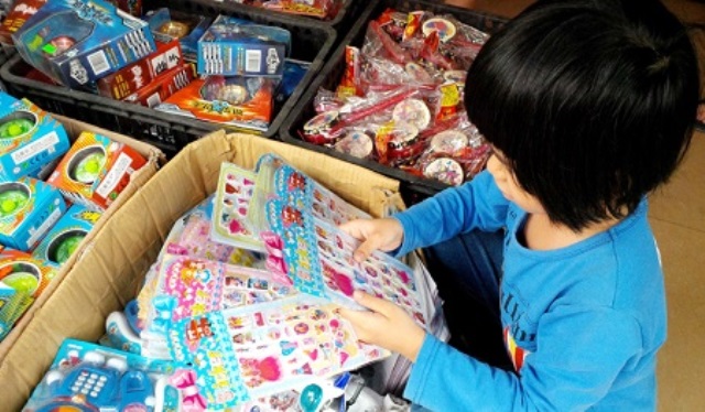 Cảnh báo miếng dán hoạt hình Trung Quốc chứa chất độc gây ung thư và vô sinh ở trẻ em