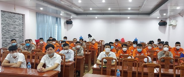 PC Yên Bái tổ chức lớp đào tạo vệ sinh cách điện trên lưới điện đang mang điện