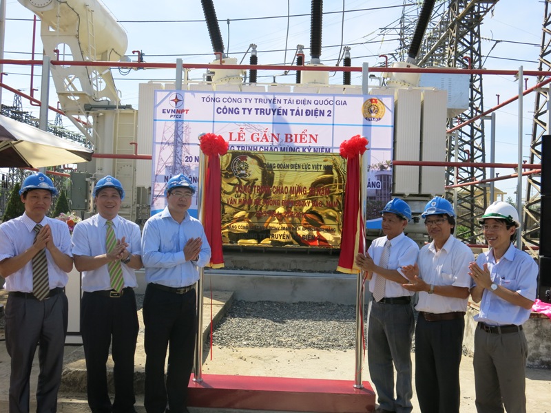 Công ty Truyền tải điện 2: Gắn biển công trình chào mừng 20 năm vận hành đường dây 500 kV Bắc Nam.