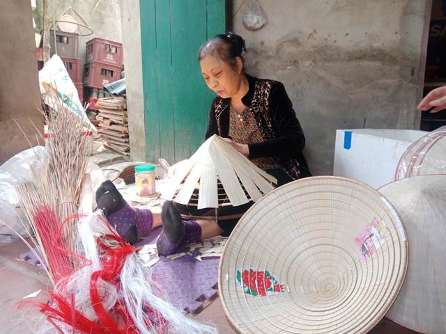 Làng nghề Nón lá Vĩnh Thịnh: Từ chiếc nón lá truyền thống đến sản phẩm trang trí