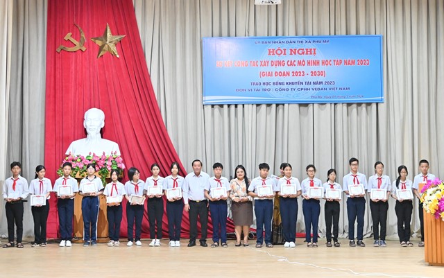 Vedan Việt Nam trao tặng học bổng khuyến tài cho học sinh có hòan cảnh khó khăn tại thị xã Phú Mỹ, tỉnh Bà Rịa - Vũng Tàu 