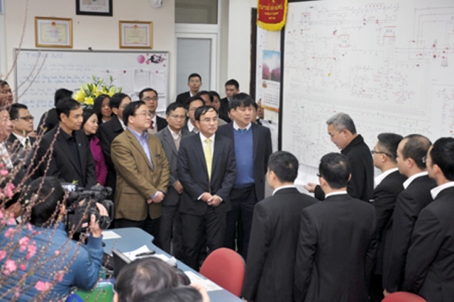 Bí thư Thành ủy Hoàng Trung Hải thăm và chúc Tết CBCNV Tổng công ty Điện lực TP Hà Nội