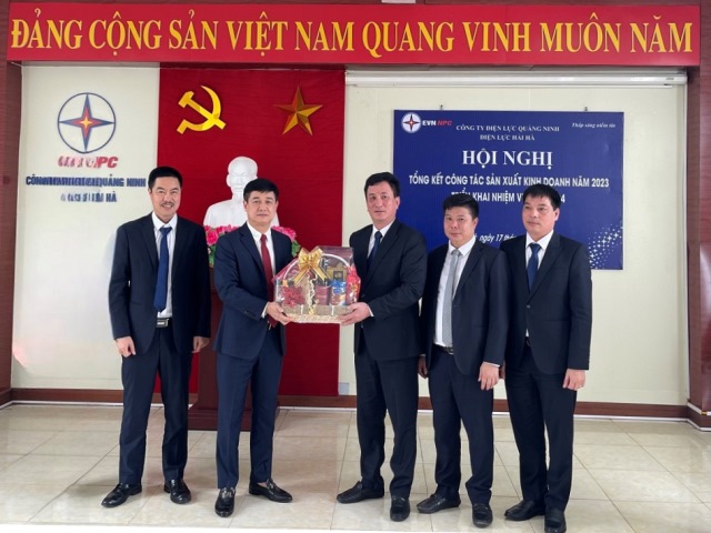 Lãnh đạo PC Quảng Ninh thăm hỏi, tặng quà cho người lao động  nhân dịp Tết Nguyên đán Giáp Thìn 2024