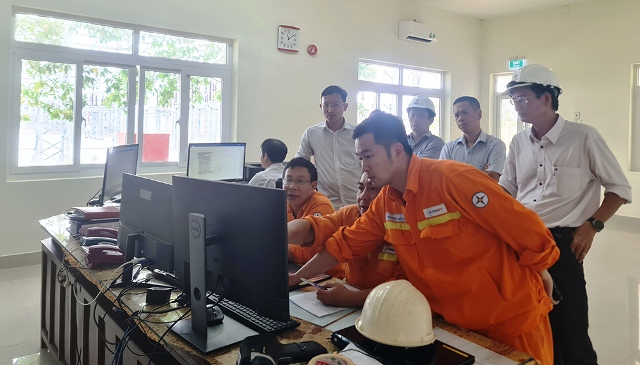 EVNNPT đóng điện công trình treo dây mạch 2 đường dây 220 kV Dốc Sỏi – Quảng Ngãi