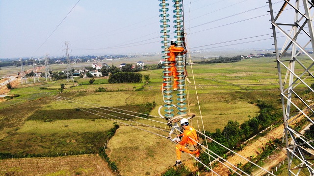 Thi công, sửa chữa trục truyền tải điện 500 kV Bắc - Nam khu vực miền Trung để nâng cao năng lực truyền tải trong thời gian tới