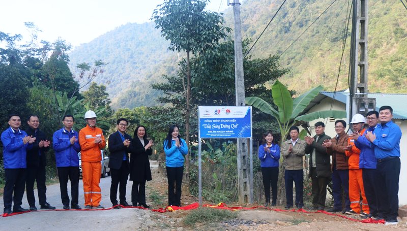 Khánh thành và bàn giao công trình “Thắp sáng đường quê” tại xã Suối Bàng, huyện Vân Hồ