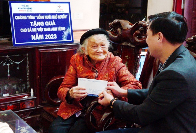 Công ty Điện lực Thanh Hóa thăm hỏi, tặng quà Mẹ Việt Nam Anh hùng trong tháng Tri ân khách hàng 2023