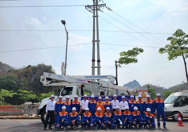 PC Sơn La sát hạch công nhân thi công, sửa chữa hotline trên lưới điện 35 kV đang mang điện