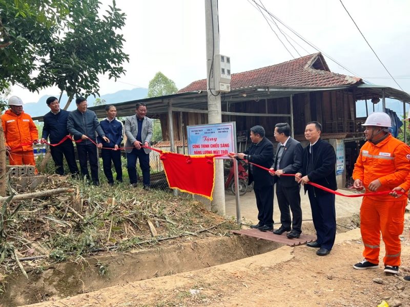PC Sơn La: Khánh thành công trình chiếu sáng năng lượng mặt trời tại xã Mường Sại