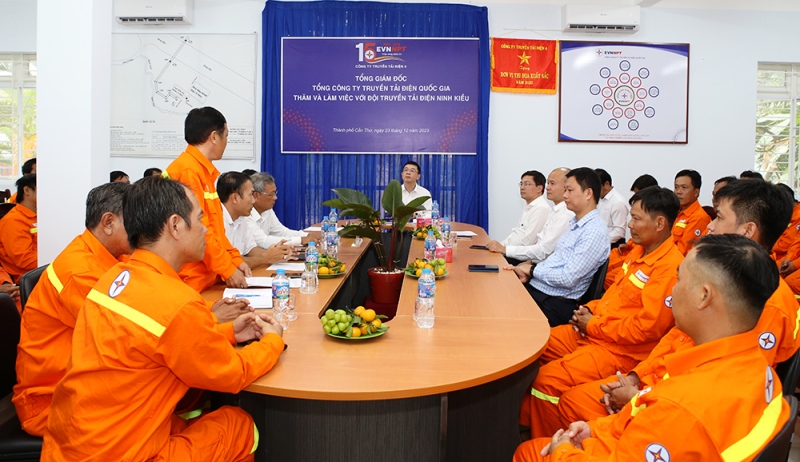 Tổng Giám đốc EVNNPT Phạm Lê Phú lắng nghe ý kiến người lao động và chúc Tết 2 đơn vị tại Truyền tải điện miền Tây 1