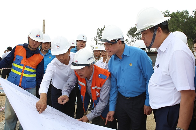 Chủ tịch Tổng Liên đoàn Lao động Việt Nam kiểm tra tiến độ và động viên người lao động tham gia công trình thi đua “5 nhất”