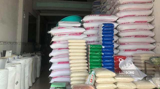 Giá gạo tăng liên tiếp, tiểu thương chưa dám nhập hàng về bán
