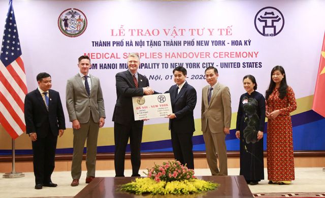 Hà Nội trao tặng vật tư y tế cho thành phố New York (Hoa Kỳ) chống dịch Covid-19