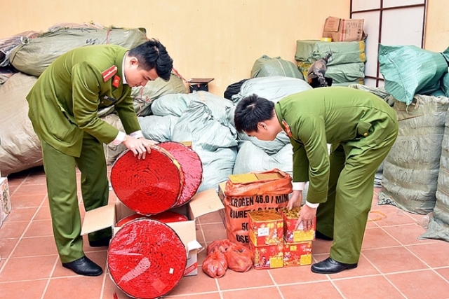 Đội chống buôn lậu Công an Thành phố Lạng Sơn xử lý pháo lậu