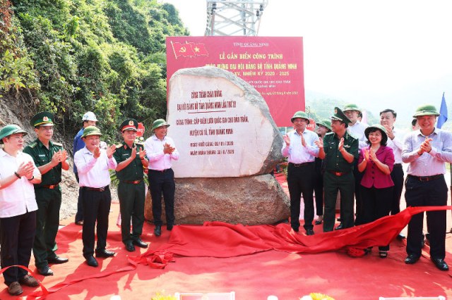 Quảng Ninh đưa điện lưới quốc gia ra đảo Trần