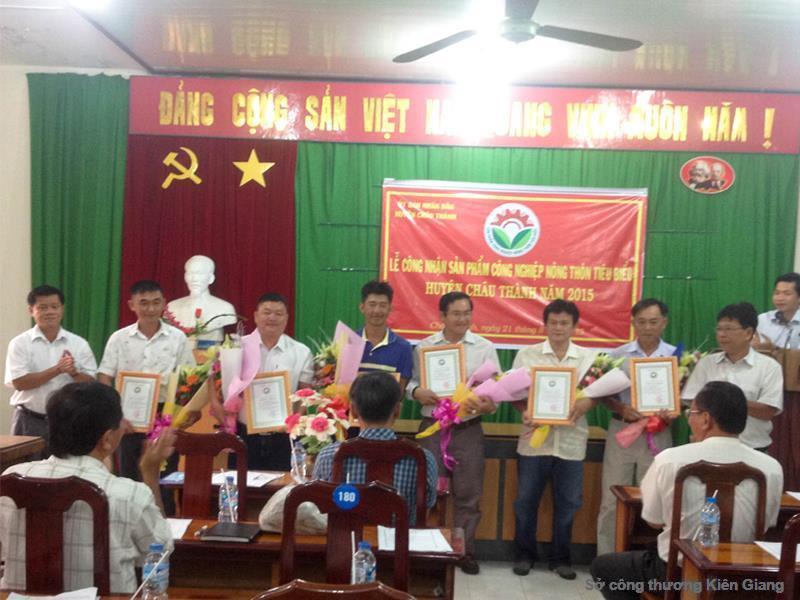 Huyện Châu Thành trao giấy chứng nhận sản phẩm công nghiệp nông thôn tiêu biểu