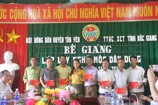 Bắc Giang: Cấp chứng chỉ cho học viên hoàn thành lớp đào tạo nghề mộc dân dụng