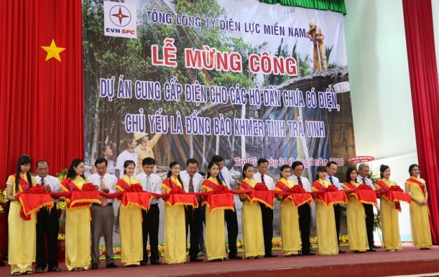 Tỉnh Trà Vinh: Tưng bừng đón điện về với đồng bào Khmer