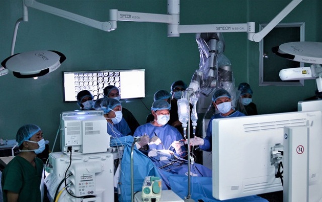 Bác sĩ sử dụng robot mổ u não thành công tại Việt Nam