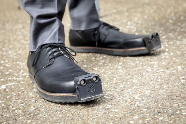 Giày thông minh tích hợp trí tuệ nhân tạo giúp người khiếm thị tránh chướng ngại vật