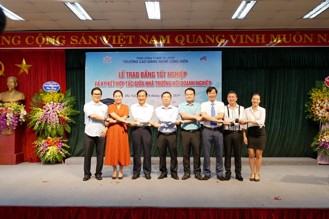 Trường Cao đẳng nghề Long Biên (LBC): Tổ chức trao bằng tốt nghiệp và ký kết thỏa thuận hợp tác 