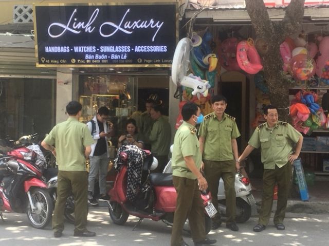 Lực lượng QLTT Hà Nội, thu giữ số lượng lớn các sản phẩm giả mạo các thương hiệu nổi tiếng tại quận Hoàn Kiếm