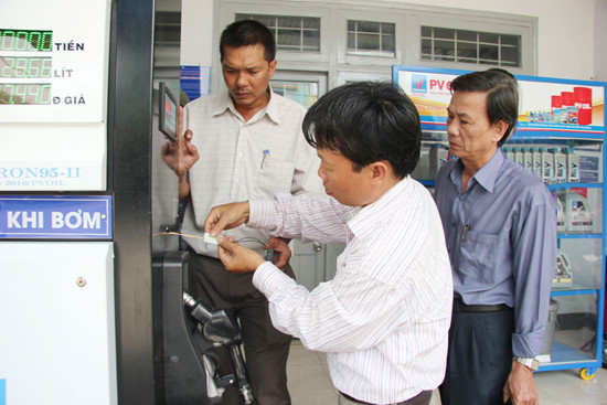 Dán tem niêm phong đồng hồ cho gần 500 cửa hàng xăng dầu tại Hà Nội
