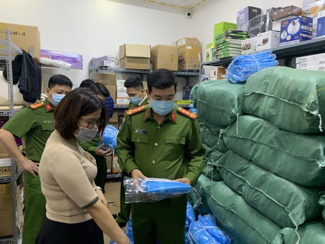 Hà Nội: Bắt giữ hàng nghìn trang phục, thiết bị y tế giả phòng chống dịch Covid-19