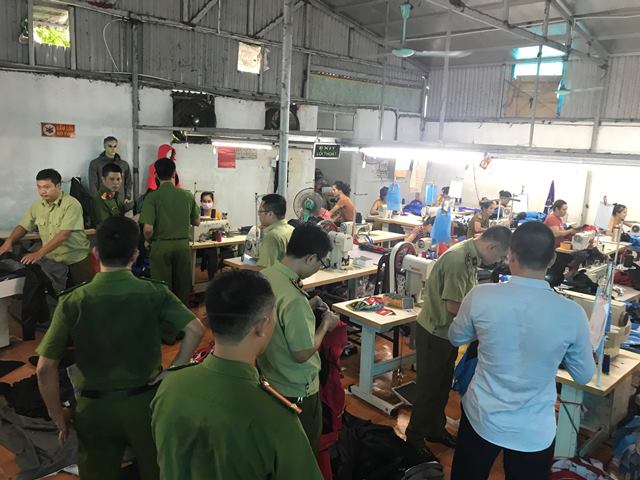 Phát hiện cơ sở sản xuất áo gió The North Face giả tiêu thụ tại thị trường Hà Nội