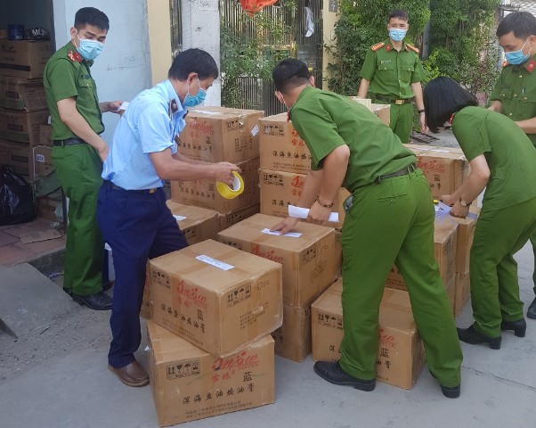 QLTT Hà Nội: Bắt giữ gần 4 tấn hàng hóa nghi nhập lậu tại huyện Gia Lâm