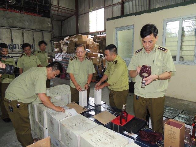 Bất ngờ phát hiện xe tải vận chuyển 546 chai rượu ngoại lậu từ Quảng Trị ra Hà Nội tiêu thụ