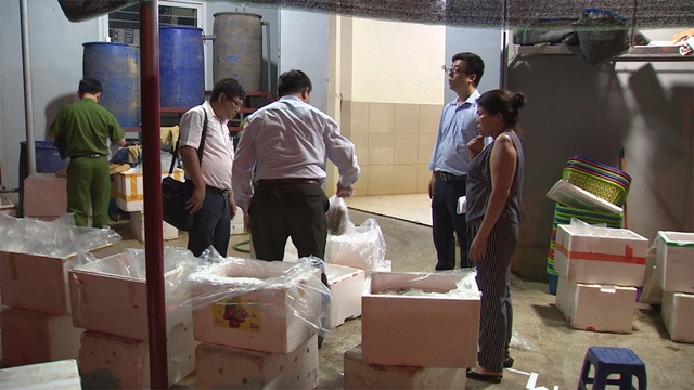 Bắt quả tang một cơ sở tại Hà Nội bơm tạp chất vào tôm và khuyến cáo với người tiêu dùng