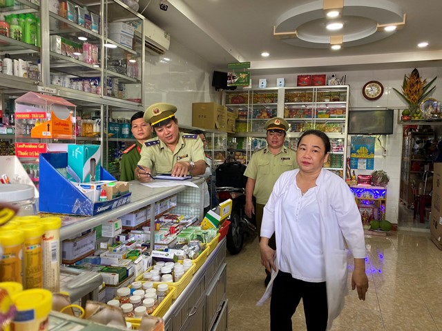 Lực lượng QLTT xử phạt 52 cửa hàng bán khẩu trang vi phạm trong ngày 8/2