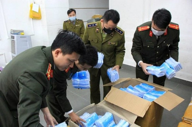 Cục QLTT thành phố Hà Nội bàn giao các mặt hàng bắt giữ để phục vụ phòng chống dịch Covid-19