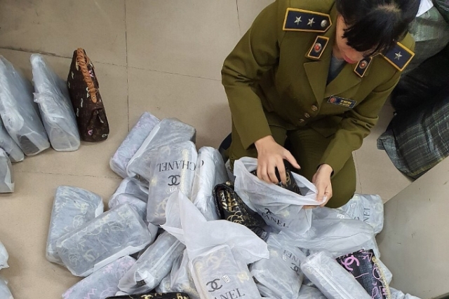Hà Nội: Thu giữ gần 700 túi xách "nhái" Louis Vuitton, Chanel, Gucci