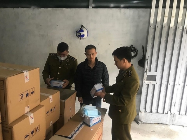 Hà Nội: Phát hiện người Trung Quốc thu gom 50 thùng khẩu trang y tế