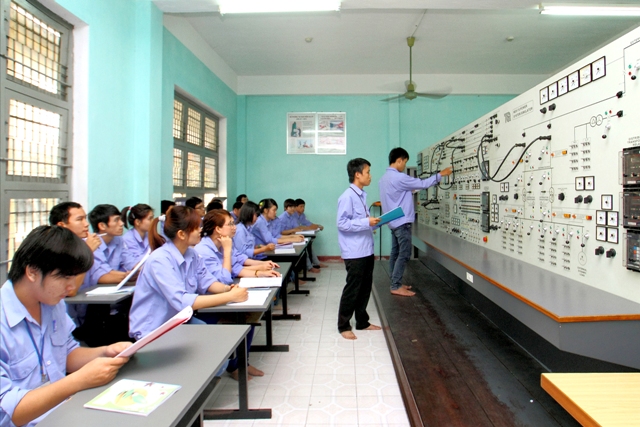 Trường Cao đẳng Điện lực miền Trung: Nỗ lực nâng chất lượng đào tạo, đáp ứng tốt nhu cầu nhân lực đa dạng của ngành điện