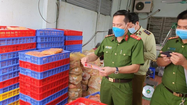 Hà Nội: Bắt giữ lượng lớn thực phẩm không rõ nguồn gốc
