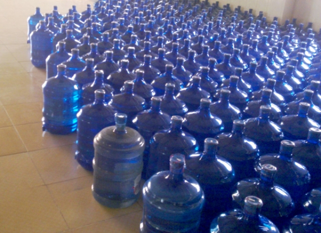 Hà Nội xử phạt 13 cơ sở sản xuất nước uống đóng chai và nước đá dùng liền