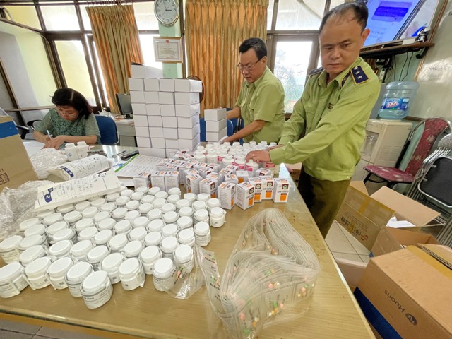 QLTT Hà Nội tạm giữ hàng nghìn mặt hàng là thuốc trị ho, thuốc huyết áp... nghi nhập lậu
