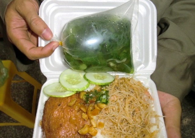 Dễ nhiễm độc từ túi nilon, hộp đựng thức ăn nóng