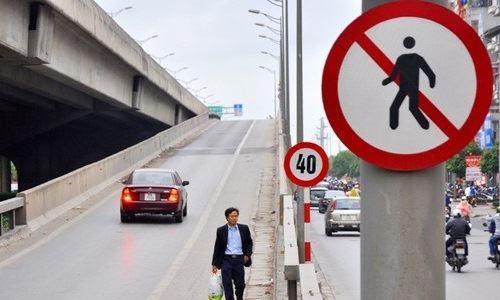 Từ 1/2: Hà Nội sẽ xử phạt người đi bộ vi phạm luật giao thông