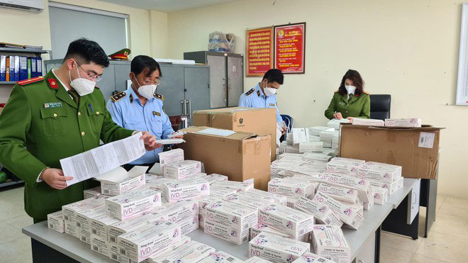 Lực lượng chức năng TP Hà Nội phát hiện và thu giữ gần 5.000 bộ kit test nhanh nhập lậu 