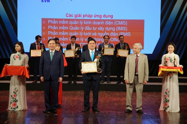 EVN cùng một số đơn vị nhận giải thưởng Doanh nghiệp chuyển đổi số xuất sắc Việt Nam 2020