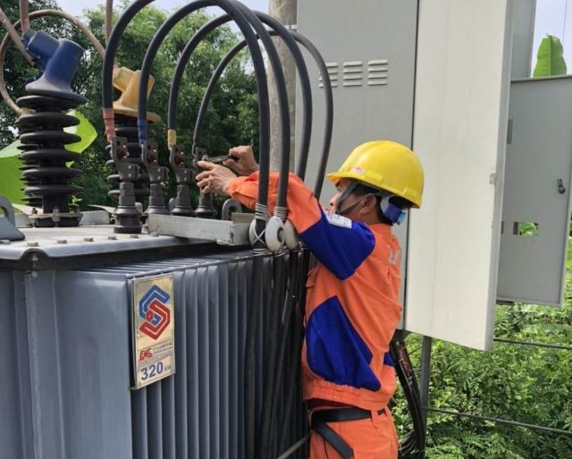 PC Yên Bái: Công nhân căng mình vì dòng điện trong những ngày nắng nóng đầu tháng 6