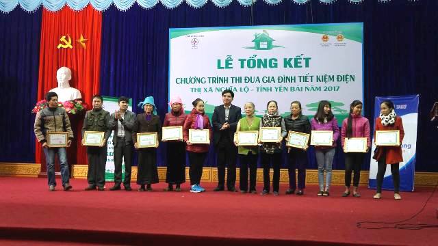 PC Yên Bái trao giải thưởng cho 150 hộ gia đình tiết kiệm điện 
