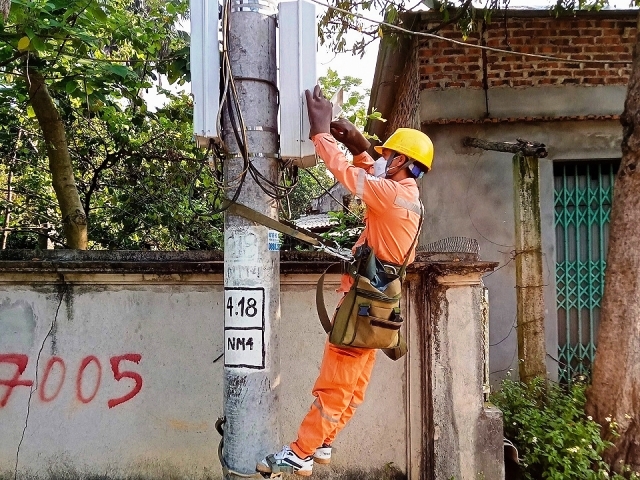 Công ty Điện lực Vĩnh Phúc nâng cao chất lượng dịch vụ lắp đặt dây dẫn sau công tơ cho khách hàng