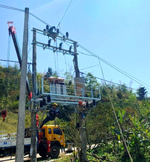 PC Bắc Kạn đẩy nhanh tiến độ thi công sửa chữa lớn mạch vòng ĐZ 35 kV Chợ Đồn - Ba Bể nhằm đảm bảo cấp điện mùa nắng nóng 2023