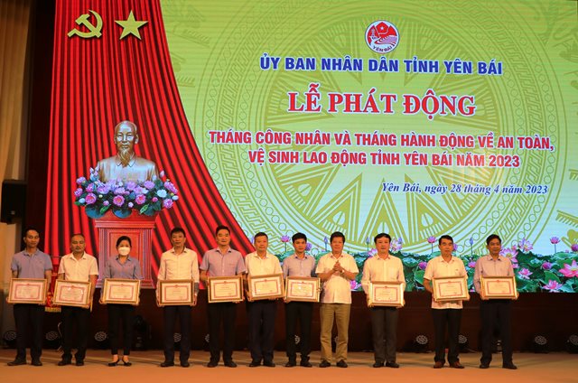 PC Yên Bái được tặng Bằng khen của UBND tỉnh vì đã có nhiều thành tích trong công tác an toàn, vệ sinh lao động năm 2022