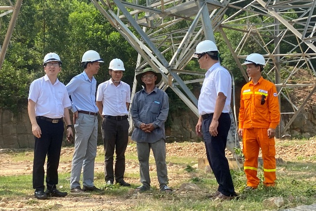 Giám đốc Công ty Truyền tải điện 1 kiểm tra thực tế công tác QLVH hệ thống lưới điện truyền tải mùa nắng nóng tại Ninh Bình và Thanh Hóa